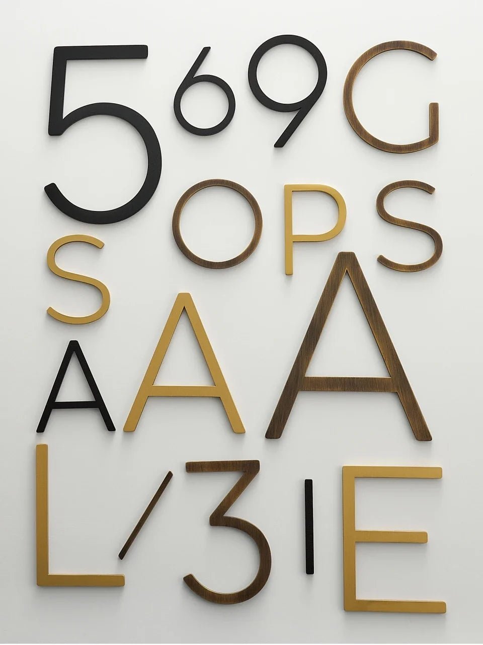 Goud, mat zwart of antiek messing huisnummer: wat kies je? - Forma Luxury Interior