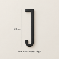 Messing huisnummer of letter 7 cm - zwart