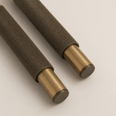 Luxe Verstelbare Meubelpoten – Antiek Messing met Gekarteld Detail