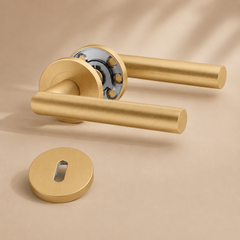 Minimalistische mat gouden deurklink met sleutelgat