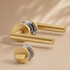 Minimalistische mat gouden deurklink met toilet- en badkamersluiting