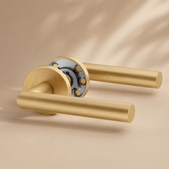 Detail van minimalistische deurklink met ronde greep in mat goud