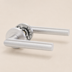 Detail van minimalistische RVS deurklink met ronde greep