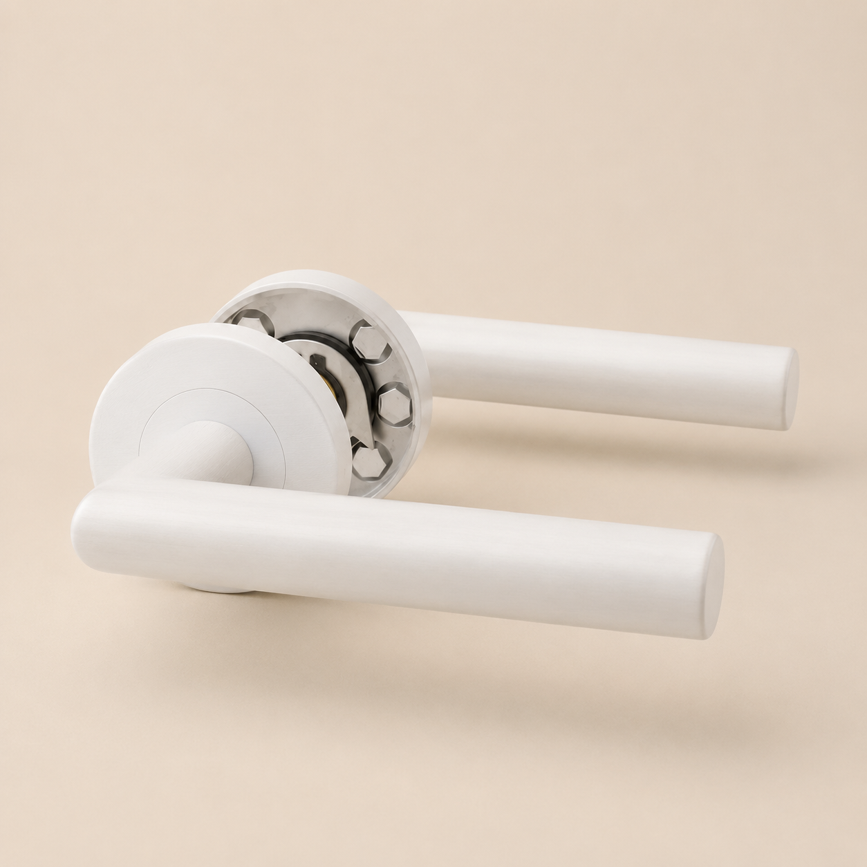 Detail van witte minimalistische deurklink met ronde greep