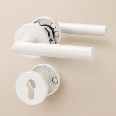 Witte minimalistische deurklink met profielcilindergat