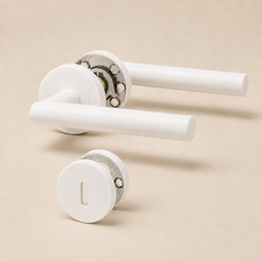 Witte minimalistische deurklink met sleutelgat