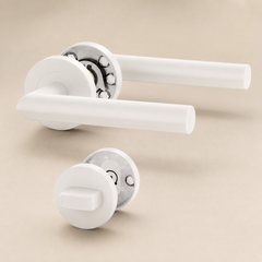 Witte minimalistische deurklink met toilet- en badkamersluiting