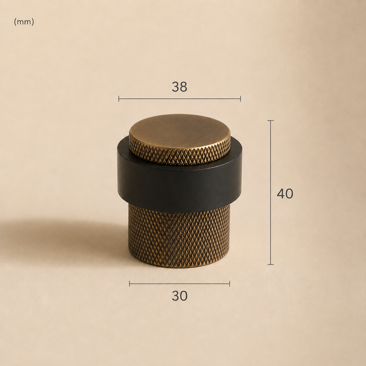 Detail van ronde deurstopper in antiek messing