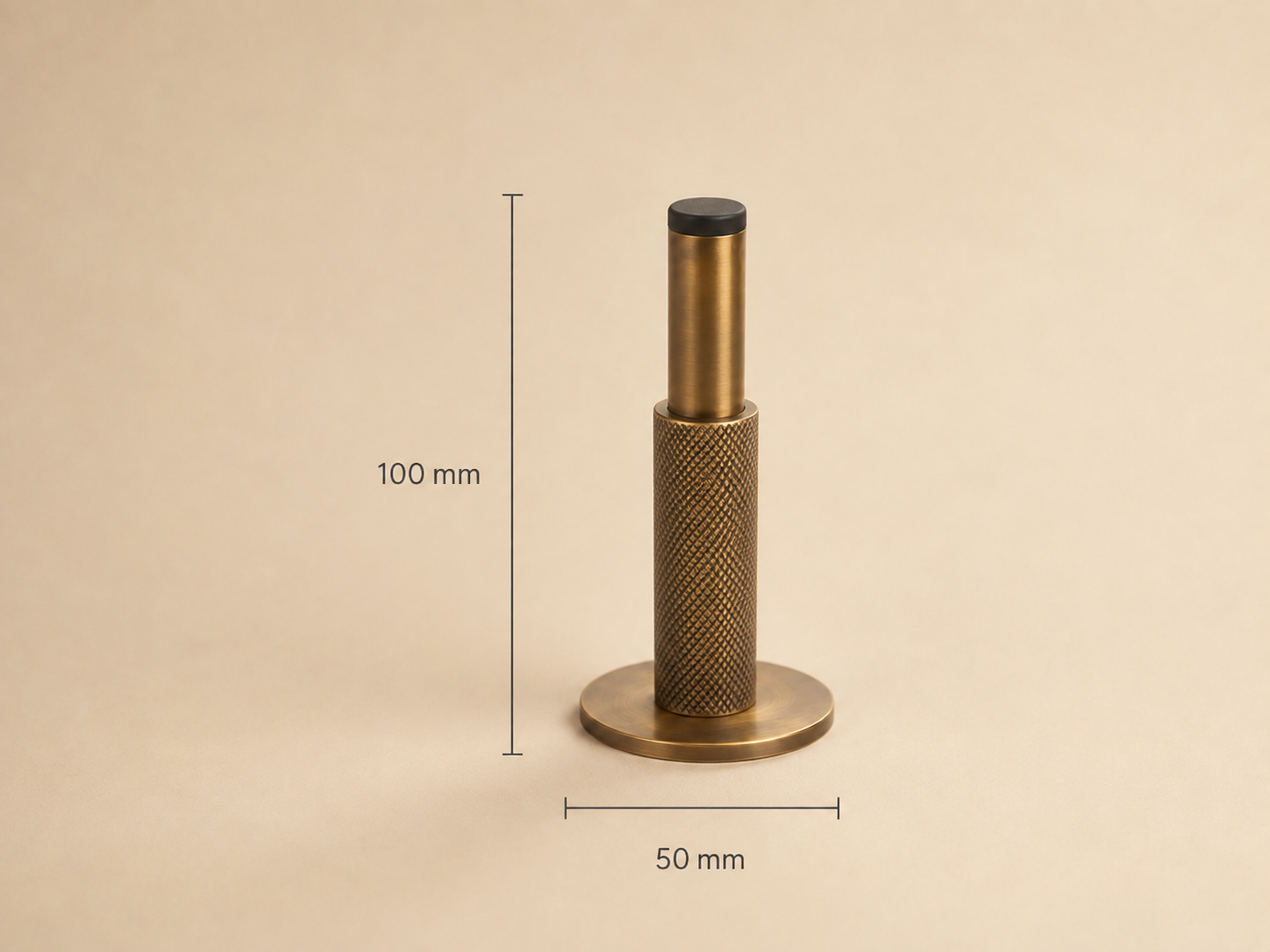 Detail van gekartelde messing deurstopper in antiek messing