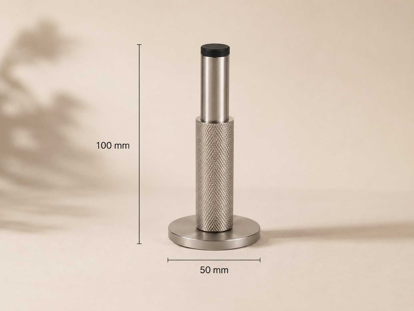 Detail van nikkelkleurige gekartelde messing deurstopper