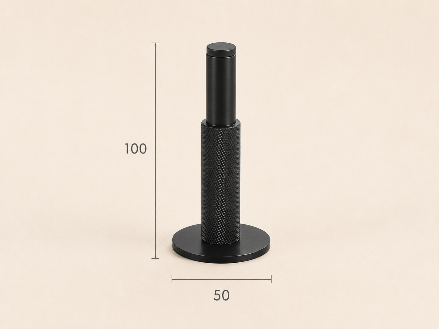 Detail van zwarte gekartelde messing deurstopper met rubberen buffer