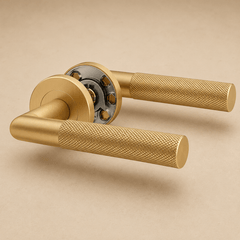 Forma Signature No. 01 – Messing deurklink op rond rozet - Forma Luxury Interior