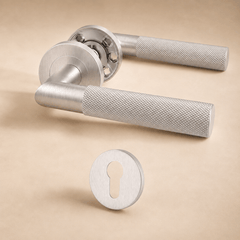 Forma Signature No. 01 – Messing deurklink op rond rozet - Forma Luxury Interior