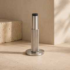 Forma Signature No. 02 gekartelde messing deurstopper in nikkel
