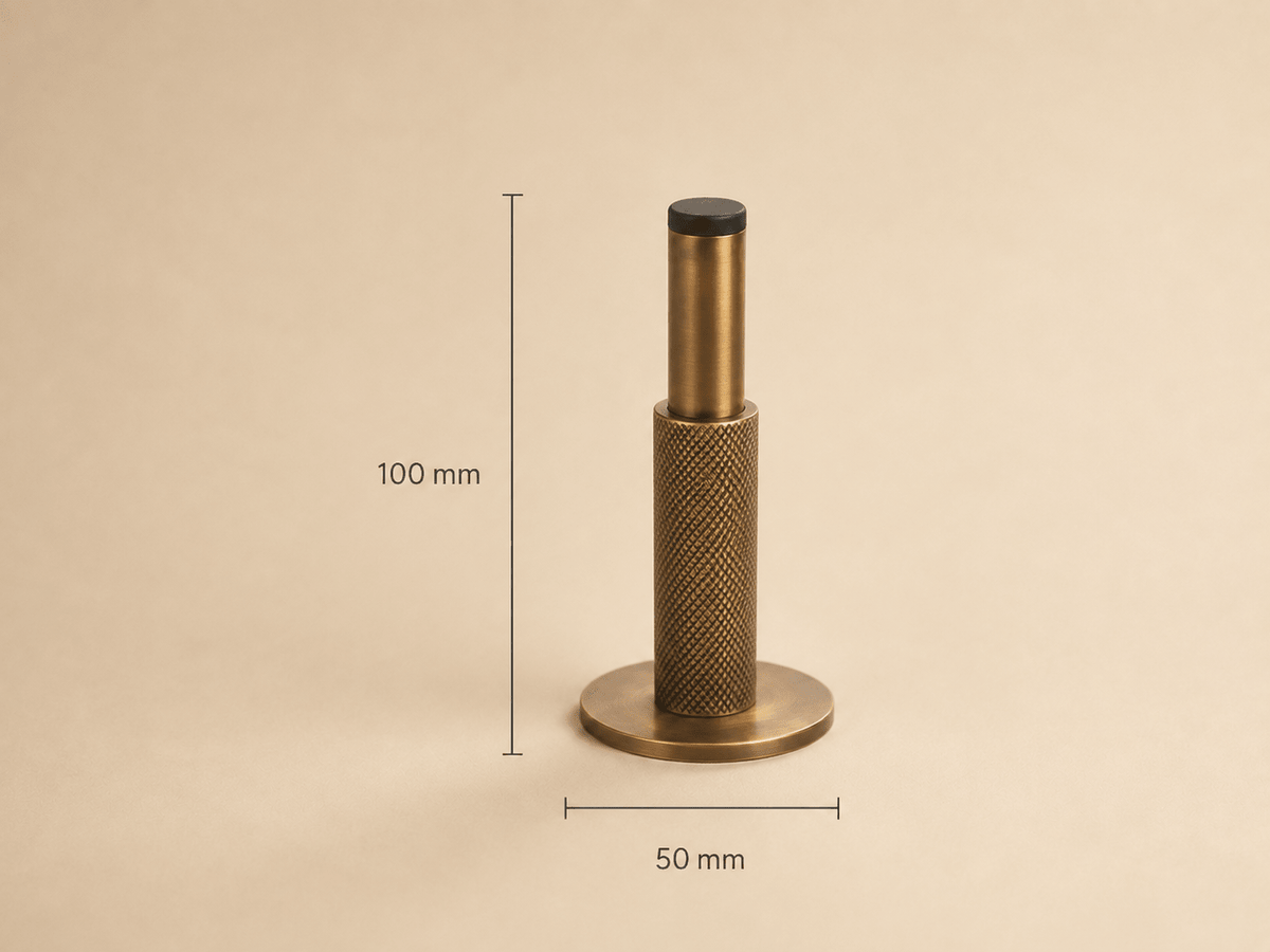 Forma Signature No. 02 – Gekartelde Messing wanddeurstopper - Forma Luxury Interior