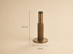 Forma Signature No. 02 – Gekartelde Messing wanddeurstopper - Forma Luxury Interior