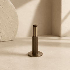 Forma Signature No. 02 – Gekartelde Messing wanddeurstopper - Forma Luxury Interior