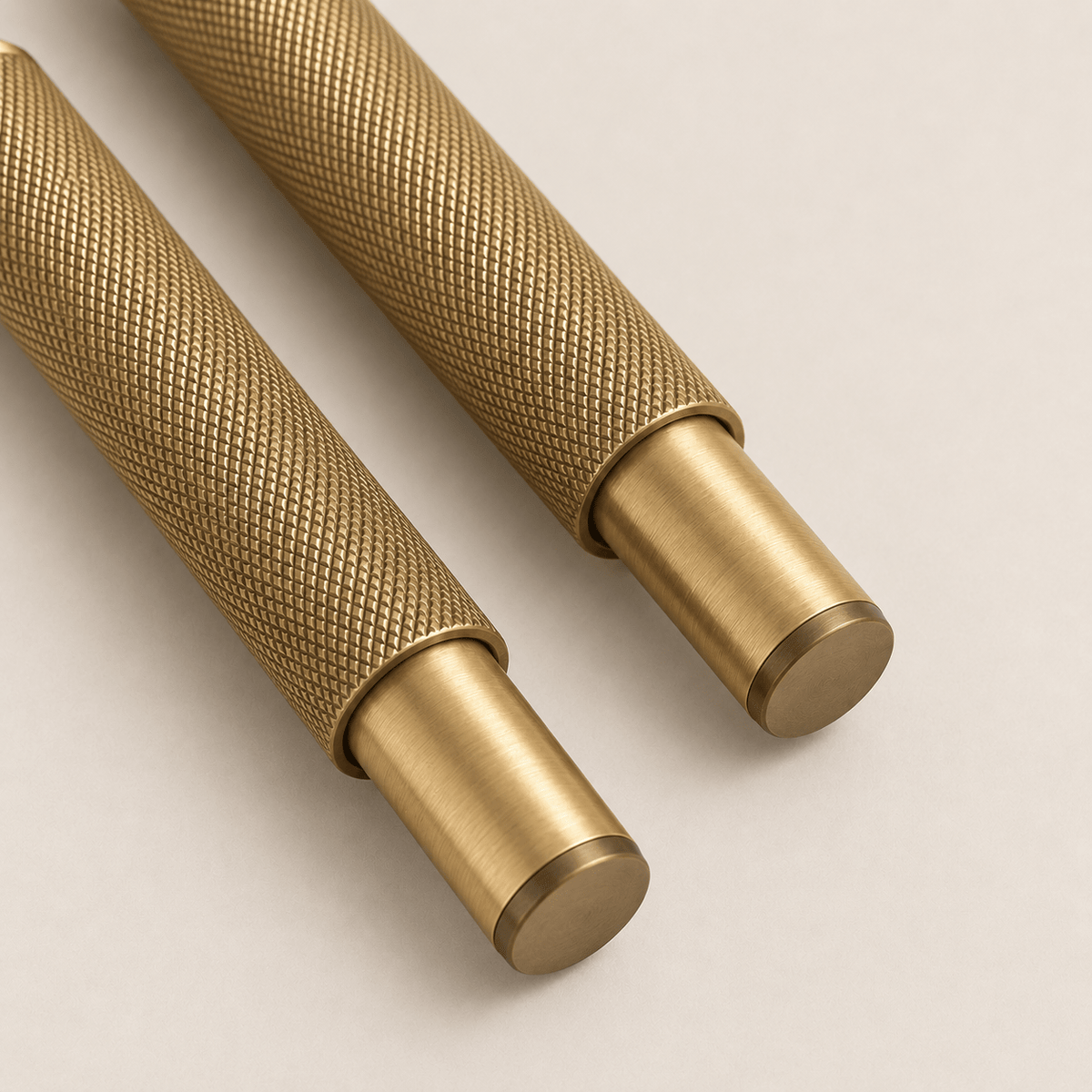Forma Signature No. 03 – verstelbare meubelpoten in antiek messing | Set van 2 - Forma Luxury Interior