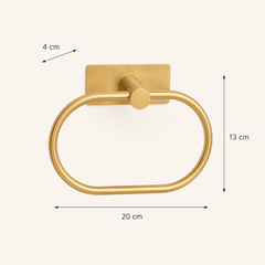 Geborsteld gouden handdoekring gemonteerd aan de wand