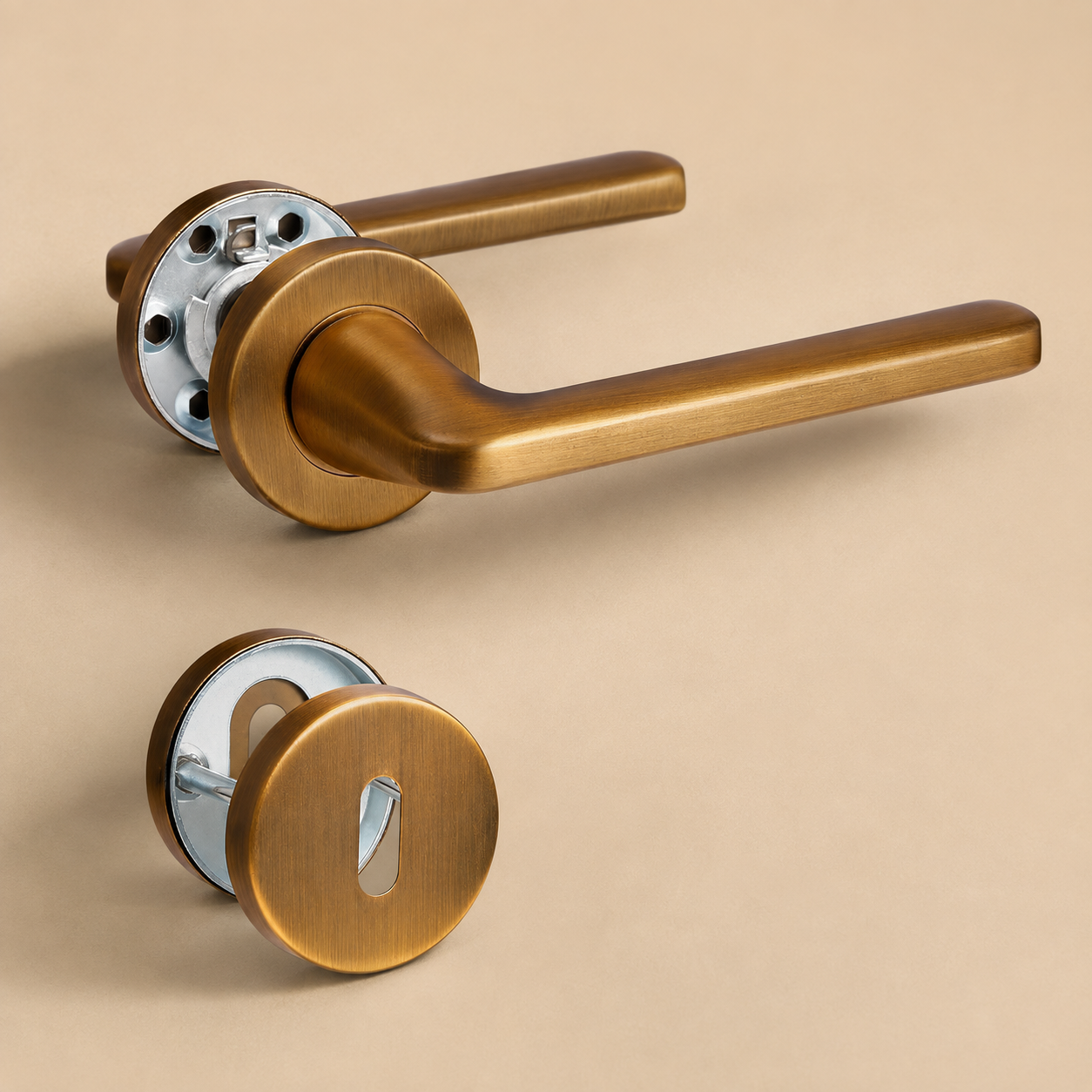 L-vormige deurklink in antiek messing met profielcilinder
