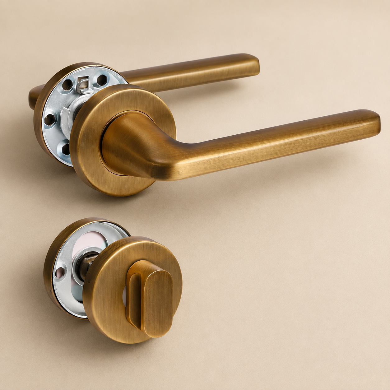 L-vormige deurklink in antiek messing met WC-sluiting