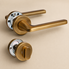 L-vormige deurklink in antiek messing met WC-sluiting