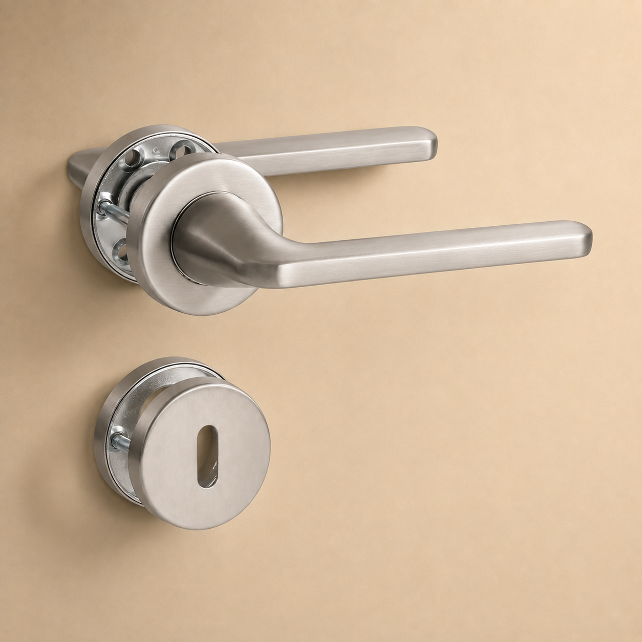 Zilverkleurige L-vormige deurklink met profielcilinder