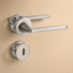 Zilverkleurige L-vormige deurklink met profielcilinder