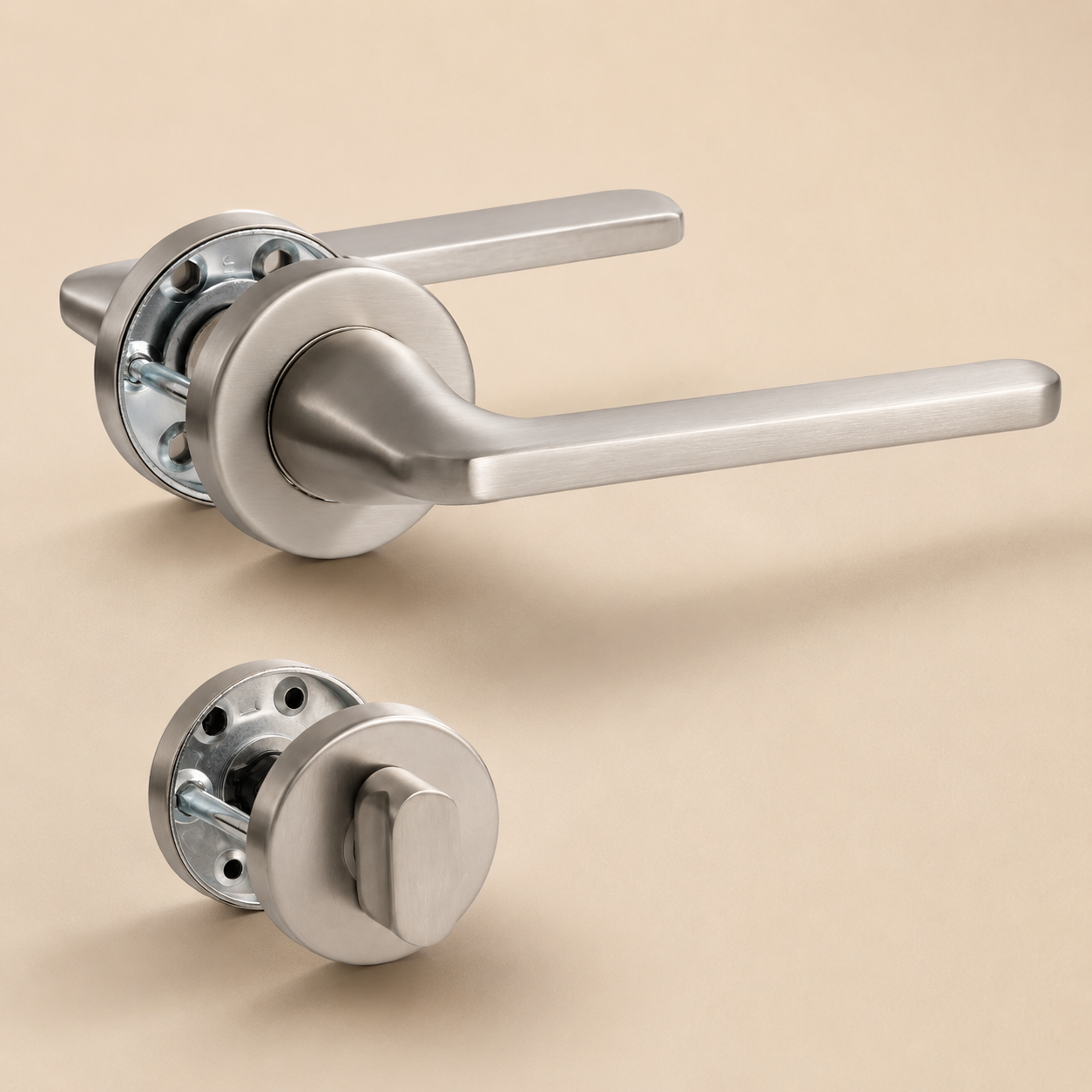 Zilverkleurige L-vormige deurklink met WC-sluiting