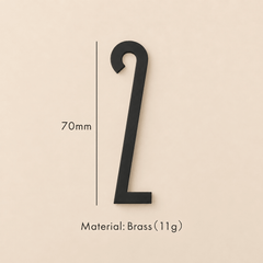 Messing huisnummer of letter 7 cm - zwart - Forma Luxury Interior