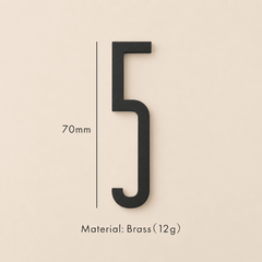 Messing huisnummer of letter 7 cm - zwart - Forma Luxury Interior