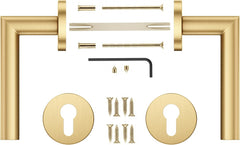 Detail van mat gouden deurkruk en rond rozet