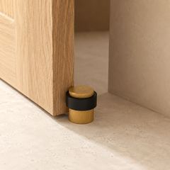 Detail van massief messing deurstopper met rubberen buffer